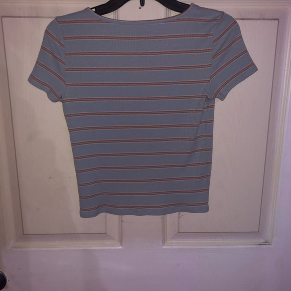 A cute top - Picture 2 of 3